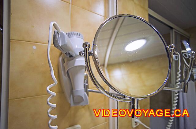 Cuba Santiago de Cuba Melia Santiago de Cuba El secador de pelo y espejo de aumento.