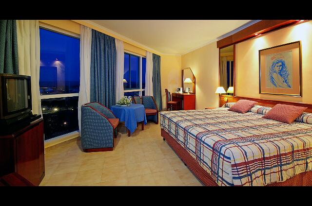 Cuba Santiago de Cuba Melia Santiago de Cuba Las habitaciones en los extremos son diferentes.