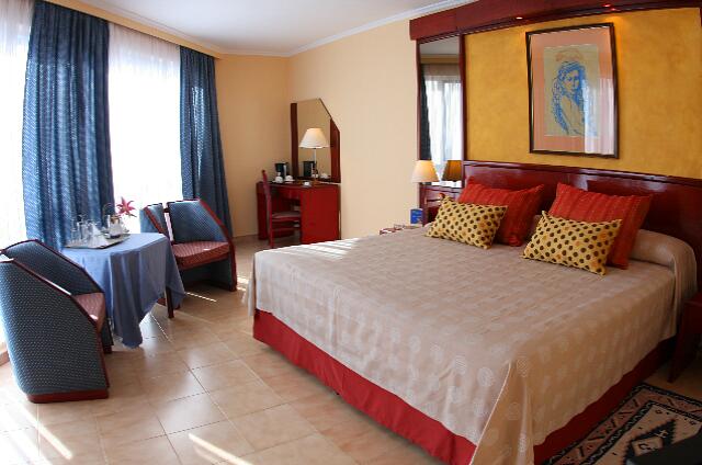 Cuba Santiago de Cuba Melia Santiago de Cuba Las habitaciones en los extremos son diferentes.