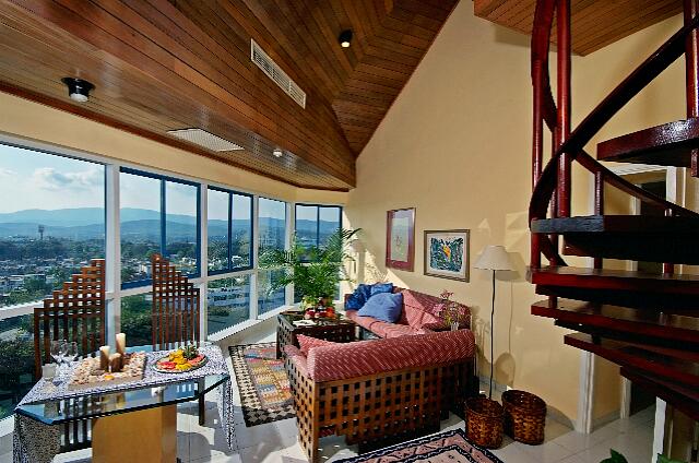 Cuba Santiago de Cuba Melia Santiago de Cuba Con una escalera en la sala de estar.