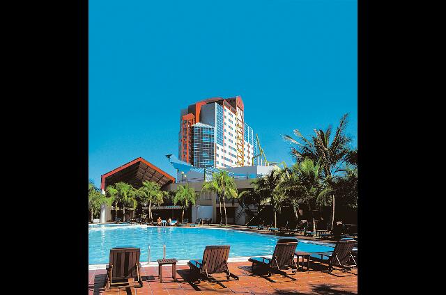 Cuba Santiago de Cuba Melia Santiago de Cuba La piscina y el hotel en el fondo.
