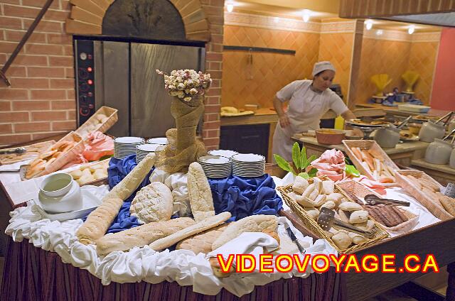Cuba Santiago de Cuba Melia Santiago de Cuba At the entrance, the buffet starts with the bread coming out of the bread oven before you.