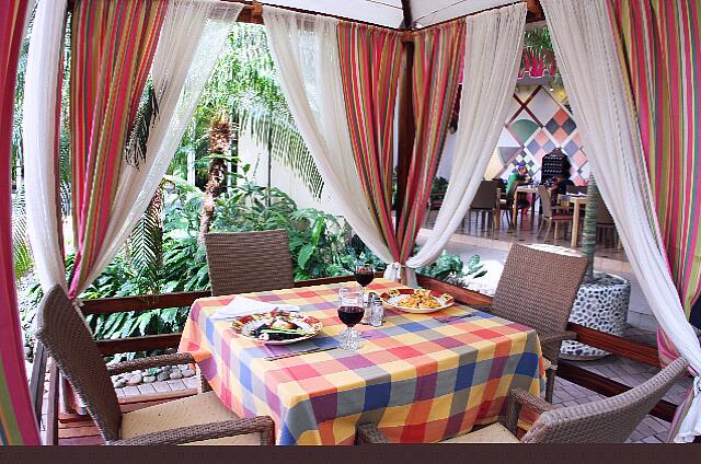 Cuba Santiago de Cuba Melia Santiago de Cuba Unas cuantas mesas están disponibles en la pequeña tienda de campaña.