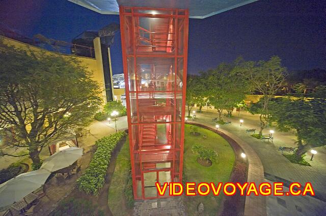 Cuba Santiago de Cuba Melia Santiago de Cuba The courtyard at night.