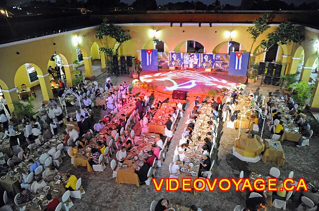 Cuba Trinidad Costasur Avec une scène de spectacle à l'avant du restaurant.