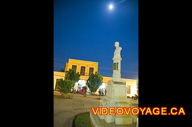 Cuba Trinidad Costasur Une statue devant le restaurant une soirée de pleine lune.