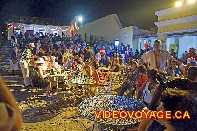 Cuba Trinidad Costasur Con una terraza muy popular junto a la iglesia, la música y la danza.