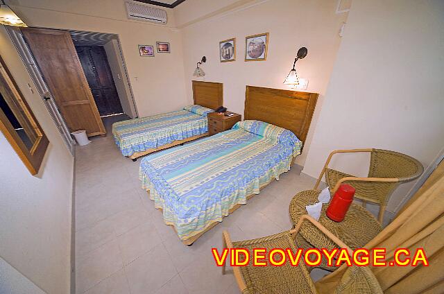 Cuba Trinidad Costasur Une petite chambre avec le garde robe dans un meuble, porte communicante, balcon, air climatisé,...