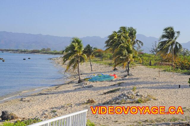 Cuba Trinidad Costasur À l'extrémité ouest de l'hôtel, la plage déserte continue avec les équipements de sports nautique.