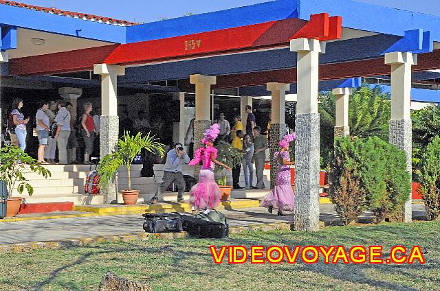 Cuba Trinidad Costasur Des danseuses et de la musique dans l'entrée de l'hôtel lors du départ des clients.