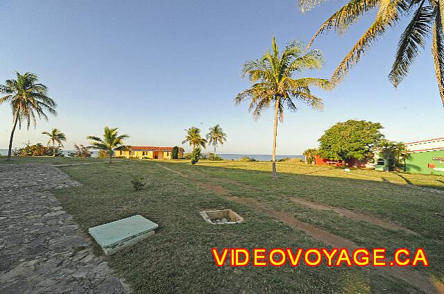 Cuba Trinidad Costasur Le terrain à l'arrière de l'hôtel, à gauche la mer, à droite les bungalows avec la plage devant eux.