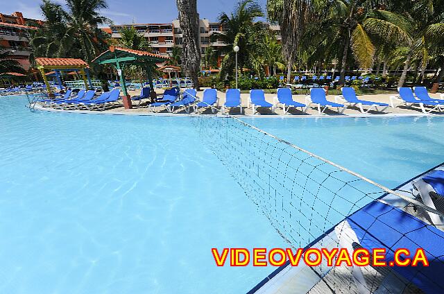 Cuba Varadero Barcelo Arenas Blancas Un filet de volleyball dans la piscine.