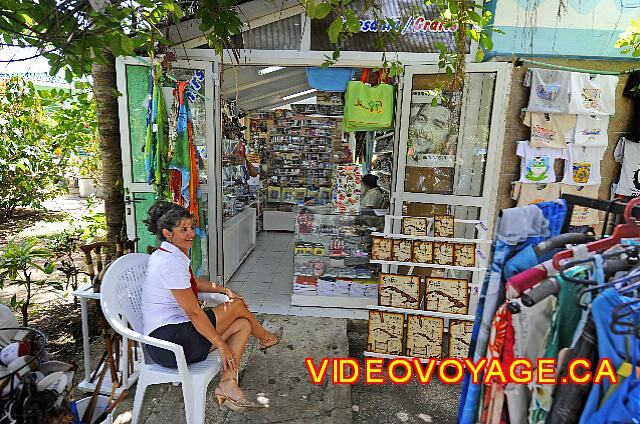 Cuba Varadero Barcelo Arenas Blancas Un magasin de souvenir, cigarettes, articles de soins personnel situé près du snack bar El Cactus.