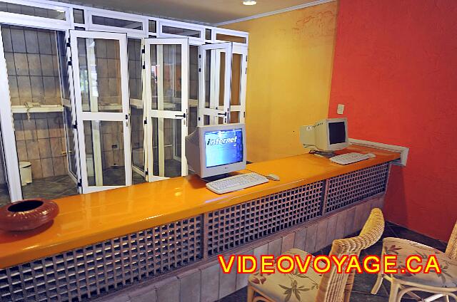 Cuba Varadero Barcelo Arenas Blancas Des ordinateurs pour accéder à internet situé dans le Lobby, les cabines pour les appels interurbain en arrière plan.