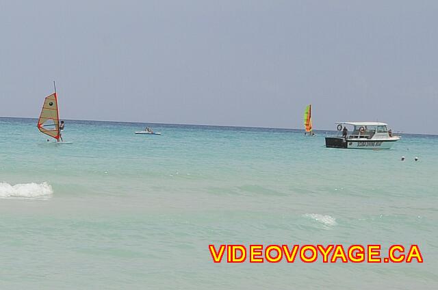 Cuba Varadero Barcelo Arenas Blancas Une planche à voile et un bateau pour faire de la plongé sous-marine.