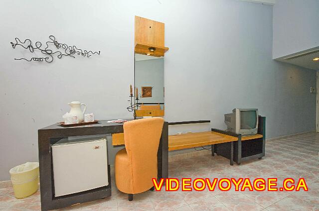 Cuba Varadero Barcelo Arenas Blancas Un meuble pour le réfrigérateur, le téléviseur, un espace pour déposer les bagages et un mirroir.