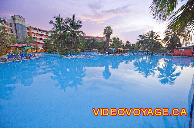 Cuba Varadero Barcelo Arenas Blancas La piscine au coucher du soleil, les reflets des arbres dans la piscine.