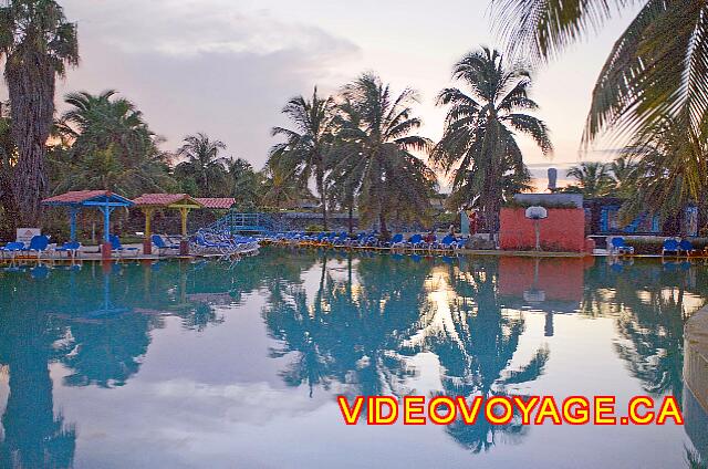 Cuba Varadero Barcelo Arenas Blancas La piscine au coucher du soleil, les reflets des arbres dans la piscine.