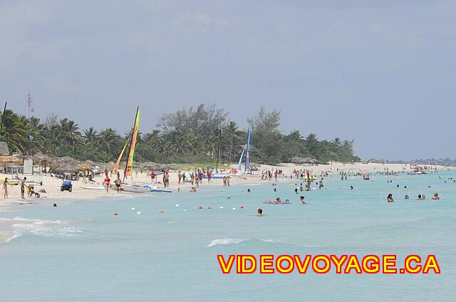 Cuba Varadero Barcelo Arenas Blancas Una playa que nunca parece terminar con muchos caminantes.