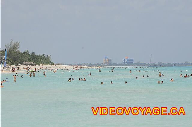 Cuba Varadero Barcelo Arenas Blancas En el otro extremo de Varadero, las torres del Hotel Playa Caleta Puntarena y, a continuación, hay un gran número de bañistas en el mar.