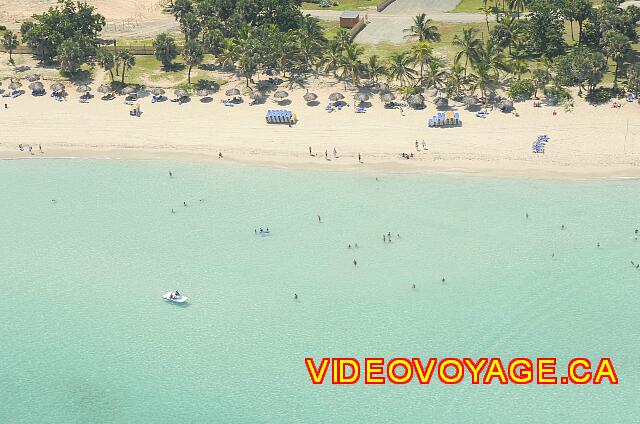 Cuba Varadero Barcelo Arenas Blancas Bañistas en el mar durante un día sin olas.