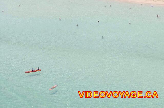 Cuba Varadero Barcelo Arenas Blancas Nous pouvons voir l'ombre des bateaux et des nageurs au fond de l'eau, l'eau étant très claire.