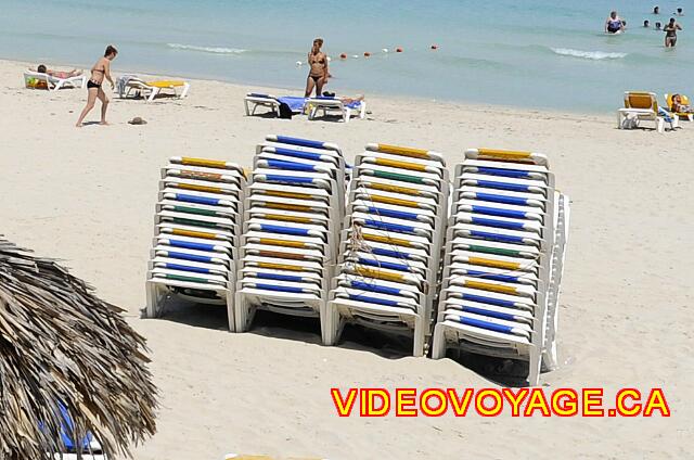 Cuba Varadero Barcelo Arenas Blancas De nombreuses chaises longues en réserve sur la plage.