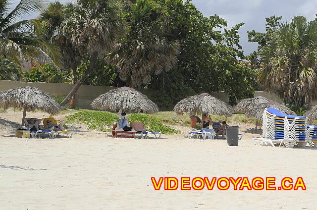 Cuba Varadero Barcelo Arenas Blancas Avec seulement 25 palapas sur la plage, mais une grande quantité de chaises longues, peu de chaises longue à l'ombre.