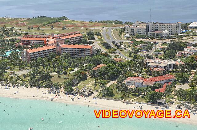 Cuba Varadero Barcelo Arenas Blancas La ville de Varadero débute à droite de l'hôtel.