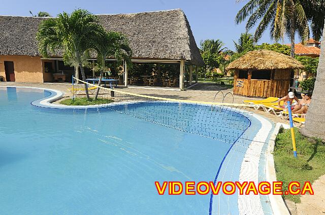 Cuba Varadero ROC Arenas Doradas Una red de voleibol en la piscina.