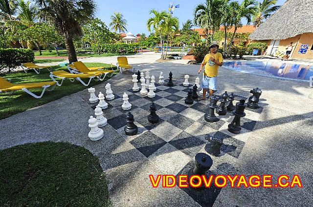 Cuba Varadero ROC Arenas Doradas A los juegos de ajedrez gigante en la terraza de la piscina.