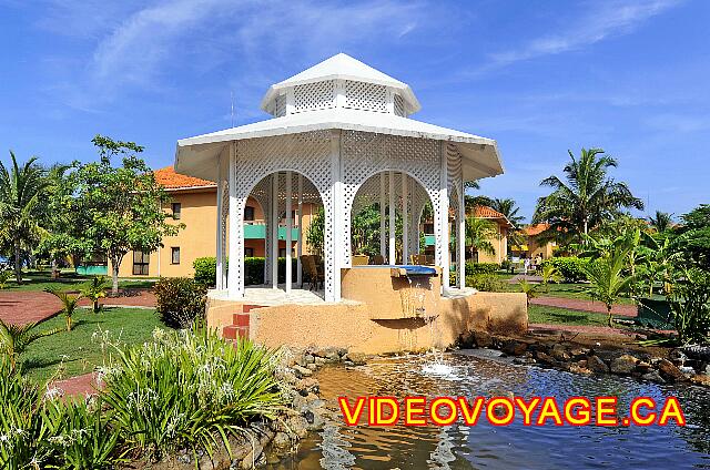 Cuba Varadero ROC Arenas Doradas Une chute d'eau qui sort du gazebo pour tomber dans le petit ruisseau.