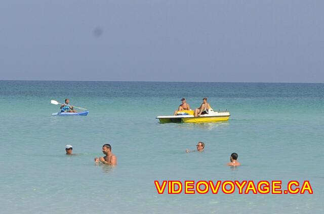 Cuba Varadero ROC Arenas Doradas Un kayak et un pédalot sur une mer tranquille.