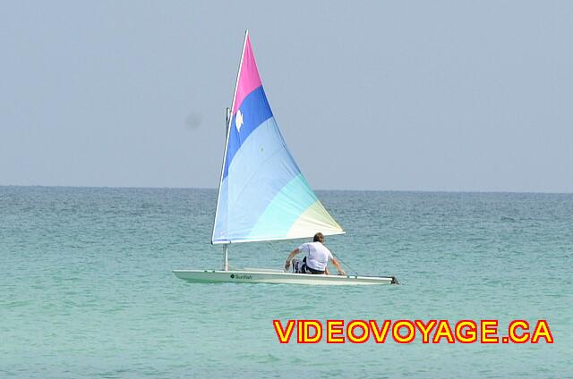 Cuba Varadero ROC Arenas Doradas Un voilier... Les vents sont normalement parallèle à la plage, ce qui facilite l'apprentissage.