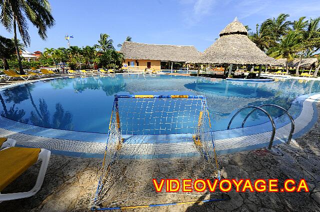 Cuba Varadero ROC Arenas Doradas Una red de waterpolo en la piscina.