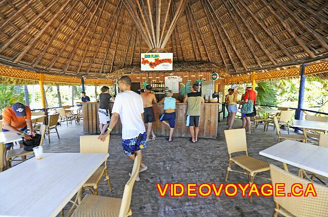 Cuba Varadero ROC Arenas Doradas Quelques tables sous le toit du bar, avec une vue partielle de la plage.