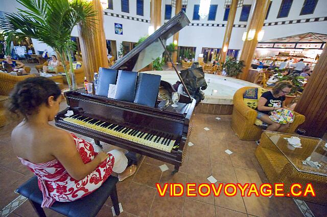 Cuba Varadero ROC Arenas Doradas En début de soirée... Un bar fort populaire.  La barman cogne une cloche à chaque fois qu'un client dépose de la 