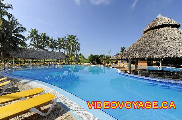 Cuba Varadero ROC Arenas Doradas To the left, to shelter from the sun in the afternoon. On the right the pool bar and snack bar.