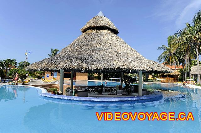 Cuba Varadero ROC Arenas Doradas Avec plusieurs sièges dans la piscine autour du bar.