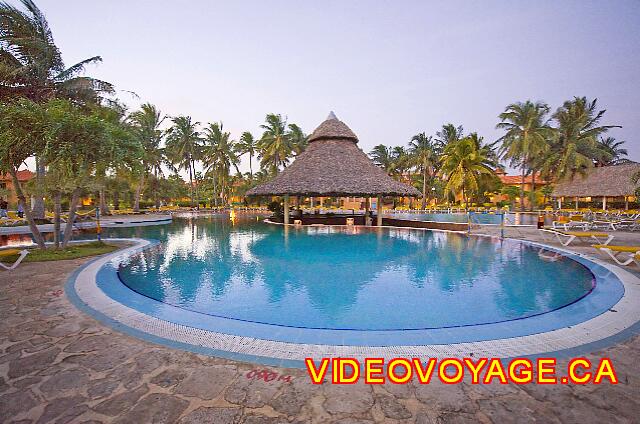 Cuba Varadero ROC Arenas Doradas La piscine au coucher du soleil.