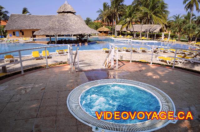 Cuba Varadero ROC Arenas Doradas Un jacuzzi sur une petite terrasse au dessus de la piscine principale.