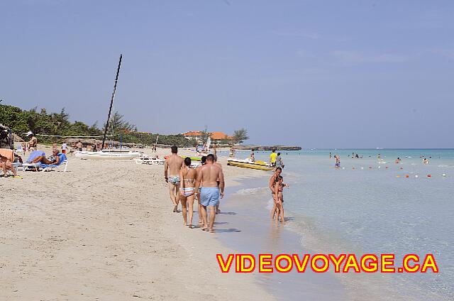 Cuba Varadero ROC Arenas Doradas Il y a toujours des marcheurs sur la plage.