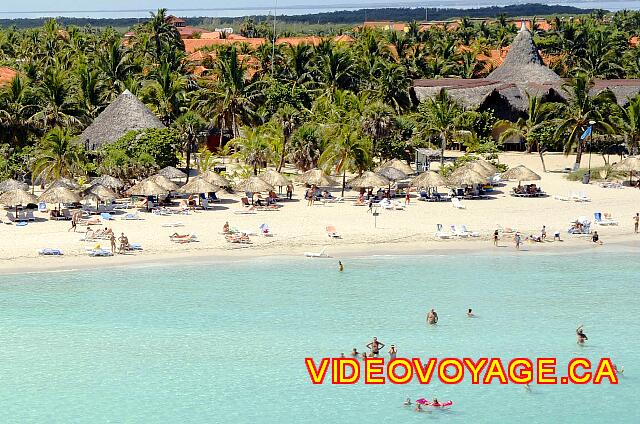 Cuba Varadero ROC Arenas Doradas Quelques clients amènent leurs chaises longues sur le bord de l'eau, la plage étant assez profonde à l'hôtel.