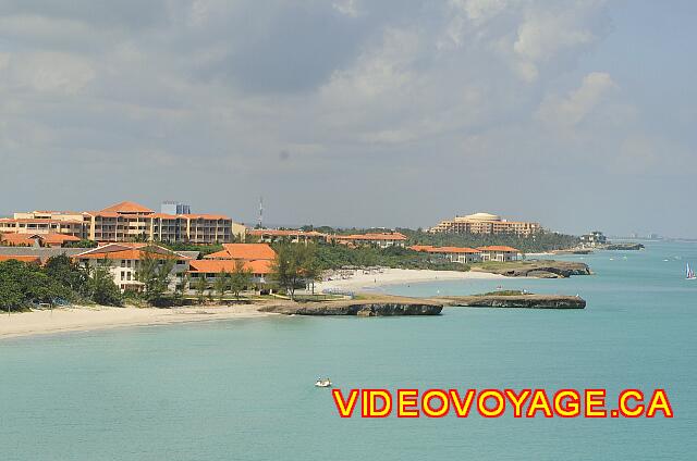 Cuba Varadero ROC Arenas Doradas A la pointe rocheuse de l'hôtel Oasis Varadero 1920, il y a des gardiens qui vous empêche de continuer.  Au loins, nous pouvons voir la maison Xanadu (Dupont).