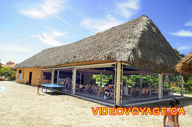 Cuba Varadero ROC Arenas Doradas Le snack bar Los Loritos est situé sur le bord de la piscine.