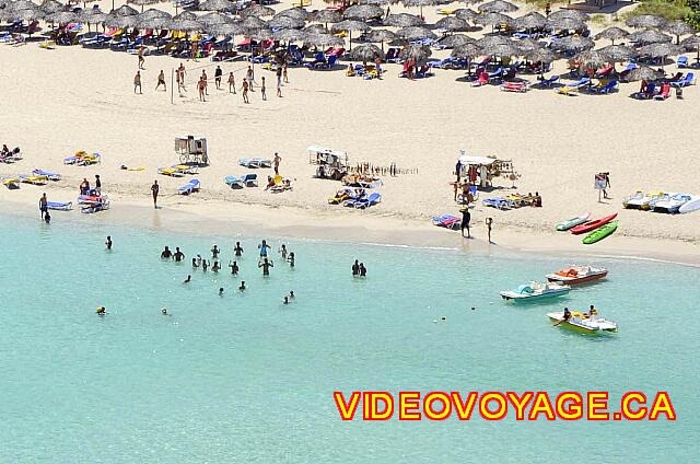 Cuba Varadero Solymar Sur la plage, les équipements de sports nautiques, des clients qui jouent au volleyball et une animation de aquagym...