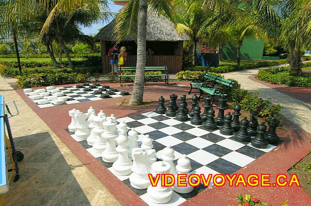 Cuba Varadero Solymar Un jeux d'échec et de dame géant près de la piscine secondaire.