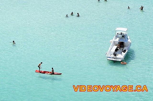 Cuba Varadero Solymar Un client debout sur un kayak et un bateau  pour amener les plongeurs aux sites de plongé sous marine.