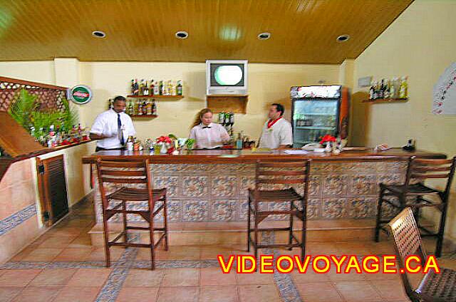 Cuba Varadero Solymar Une salle de jeu avec un bar dans la section des bungalows.