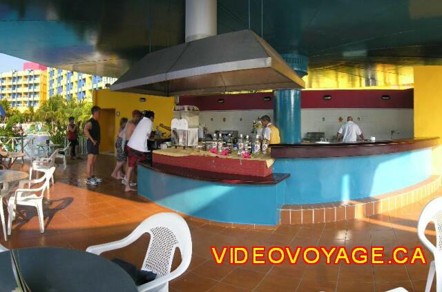Cuba Varadero Solymar Le bar de la piscine principale. Autrefois le restaurant de fruits de mer est aujourd'hui un snack bar.